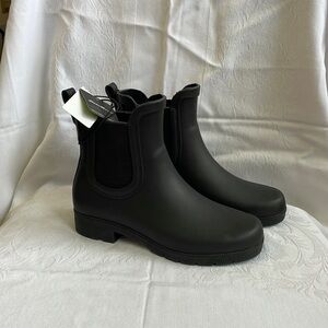 Eddie Bauer women’s Chelsea boots in size 7